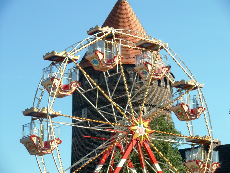 Nostalgisches Riesenrad vor dem Siebenteufelsturm, Babsy Deckers